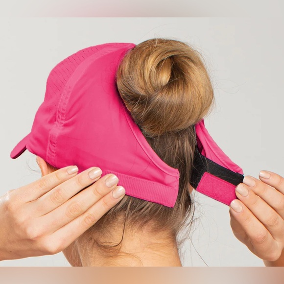 NWT Ponyflo Women’s Ariana 2.0 Active Cap - Hot Pink - Picture 1 of 6